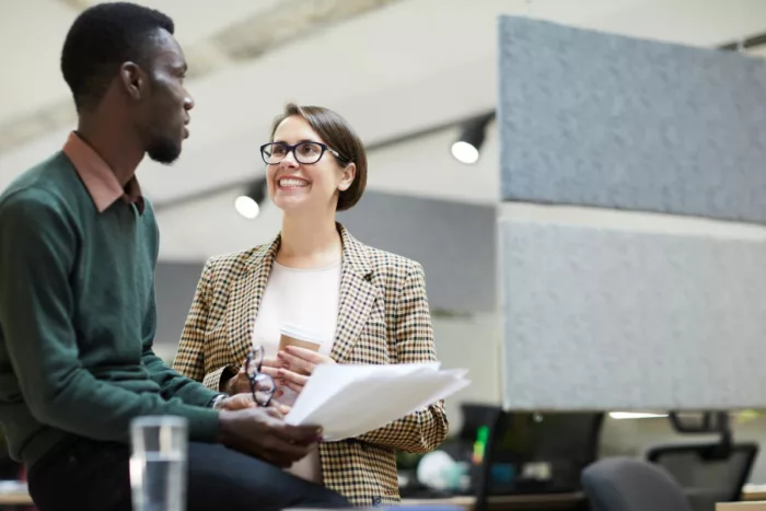 Deux stagiaires qui se discutent entre eux pendant leur stage en management